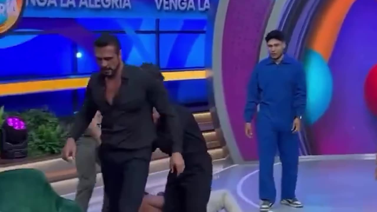 Mexican TV is entertaining 😳😬