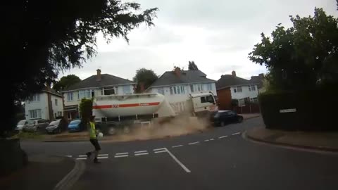 Un camion-citerne dévale une rue
