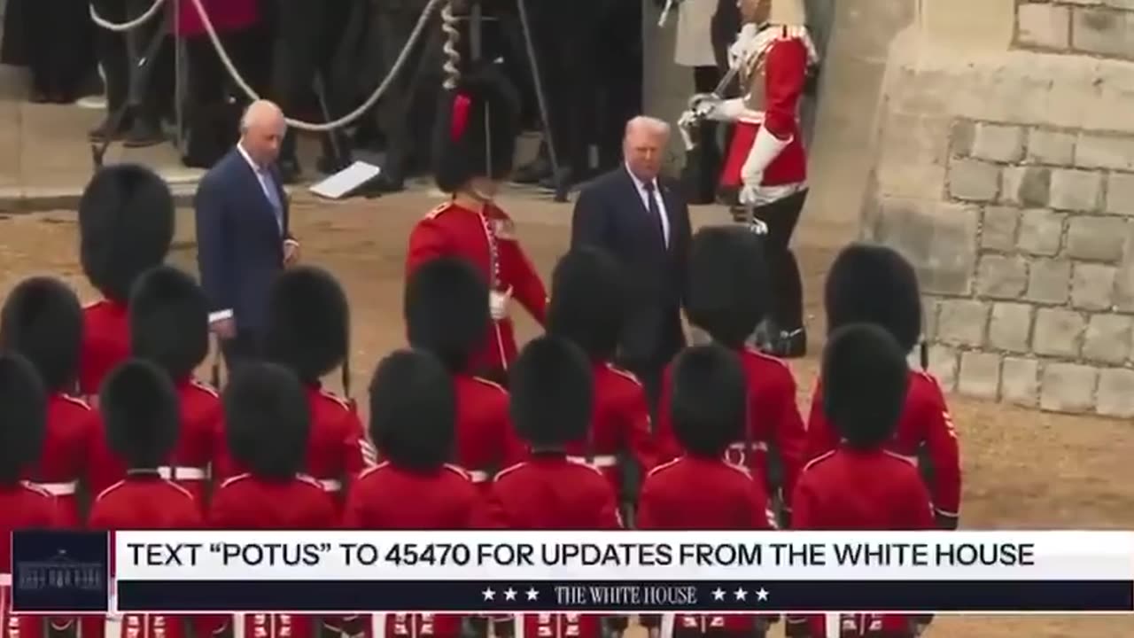 Во время визита в Виндзор Трамп похлопал короля