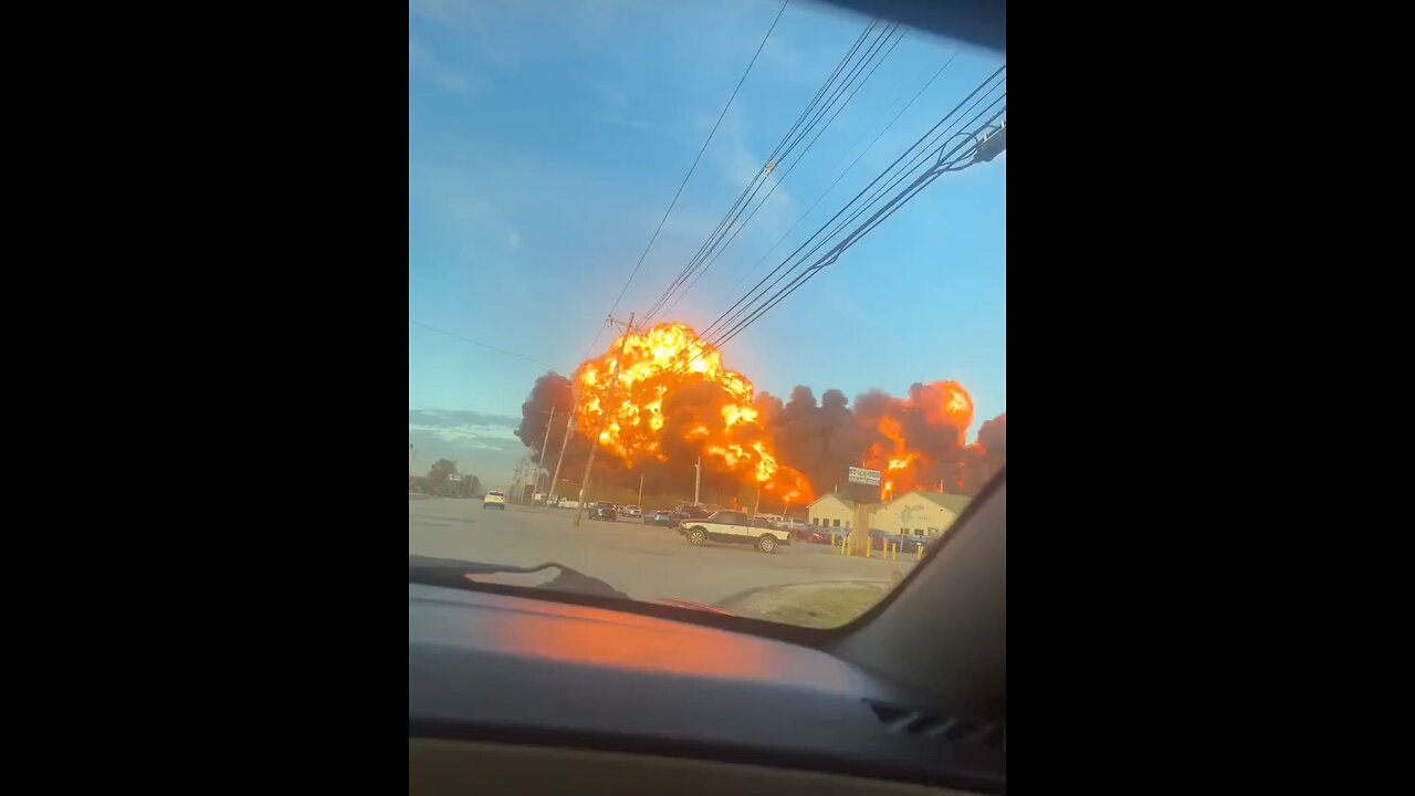Video of UPS plane crashing in Louisville, Kentucky.Pt.2
