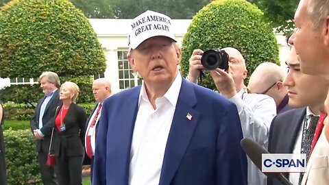 Completely disoriented Trump attempts to speak, fails badly