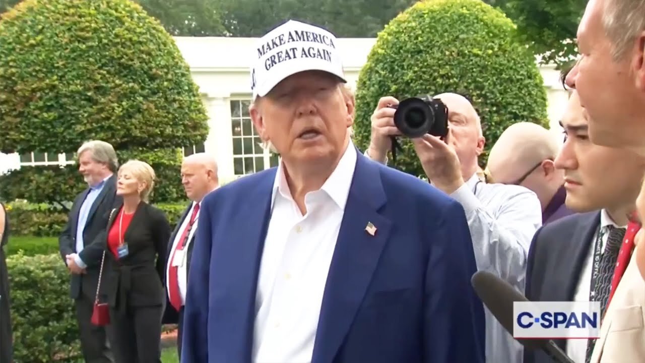 Completely disoriented Trump attempts to speak, fails badly