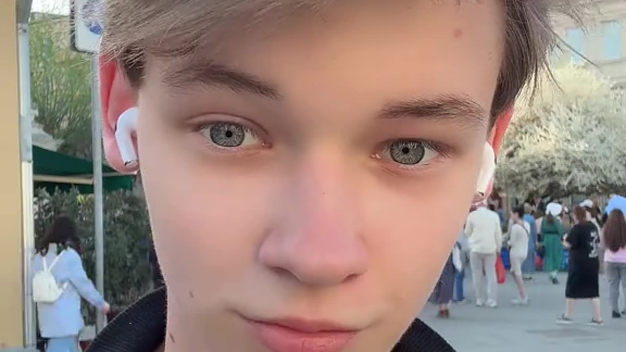 Daily Life of a Boy in Moscow – Street Vlog.