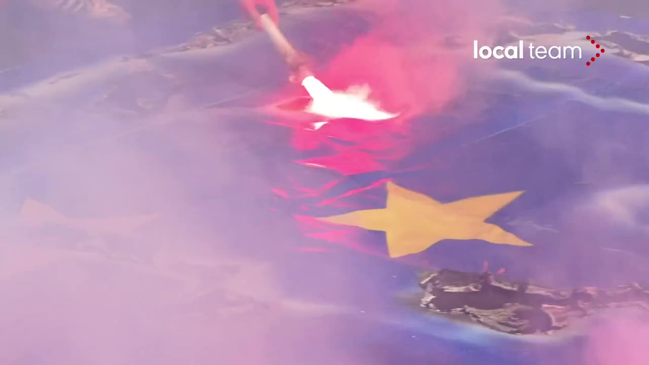 “FINALMENTE UN GRUPPO DI STUDENTI BRUCIA LA BANDIERA CHE SIMBOLEGGIA LA DITTATURA EUROPEA!! AVVELENATE LE MENTI CON LA TRUFFA DELLA SOCIETÀ MULTICULTURALE E MONDIALISTA, ORA LA CRISI DI RIGETTO PARE INCONTENIBILE!!” 😇💖🙏