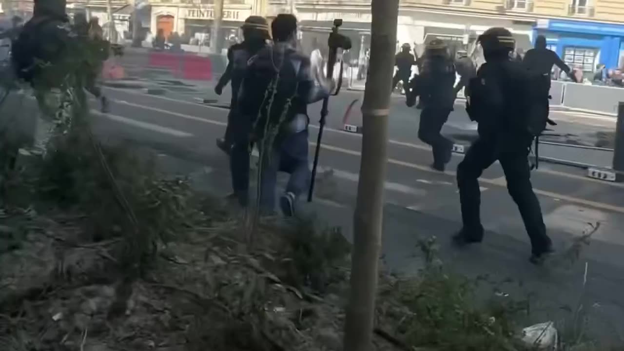 Paris: Currently, a student demonstration is degenerating in the capital