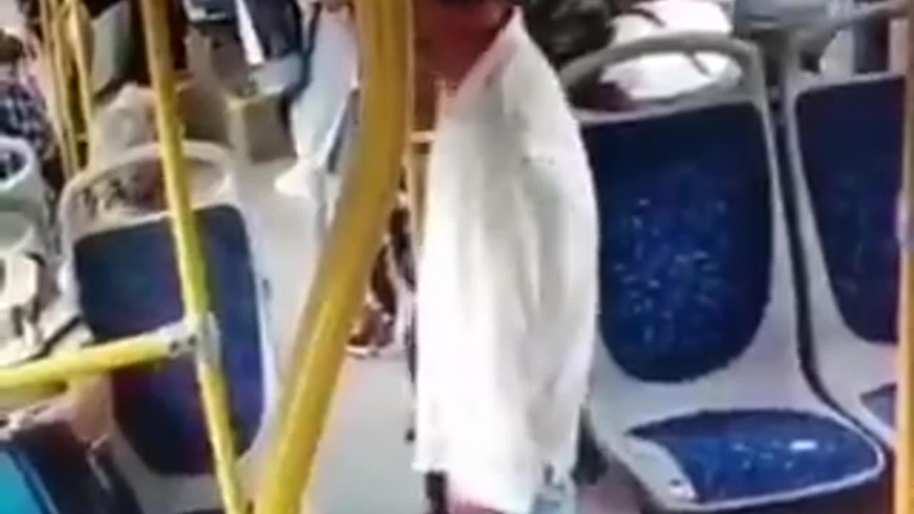 Goldstücke, so sind sie - Migrant sticht mit einem Messer einem weißen älteren Mann in den Hals