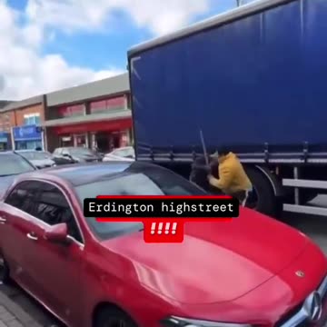 🚨🇬🇧BREAKING NEWS An African migrant woman stopped a truck in Birmingham