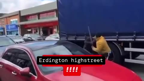 🚨🇬🇧BREAKING NEWS An African migrant woman stopped a truck in Birmingham