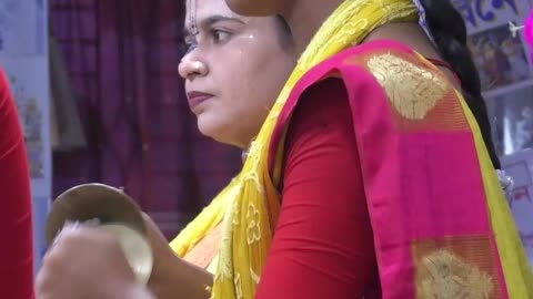 সখি আনমনে শুধু বাজিয়েই চলেছে