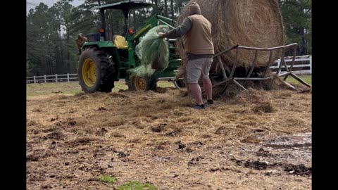 Hay bale with the JD 5065E