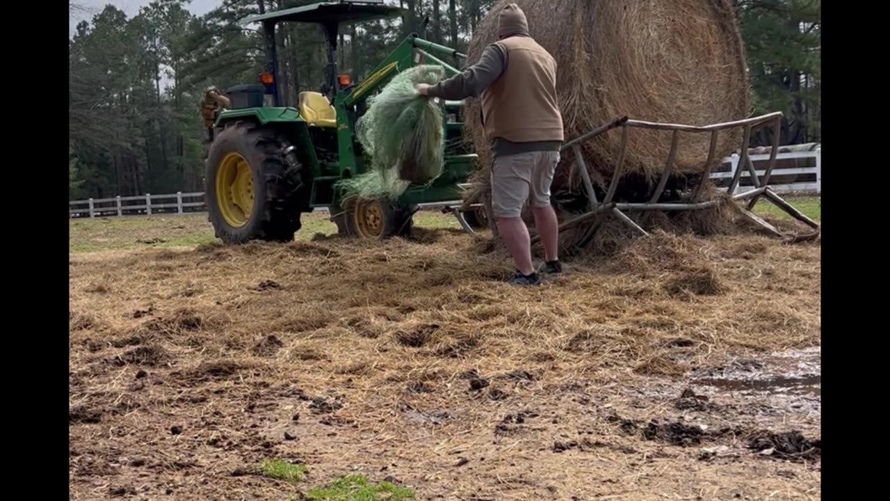 Hay bale with the JD 5065E