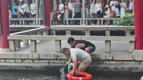 Audience watches drowning man