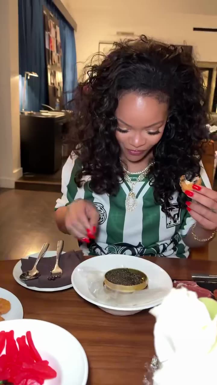 OMG! #Throwback #Rihanna ❤️