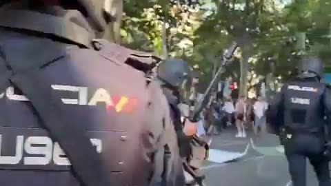 The Spanish people blocked the Israeli cyclists and stopped the race