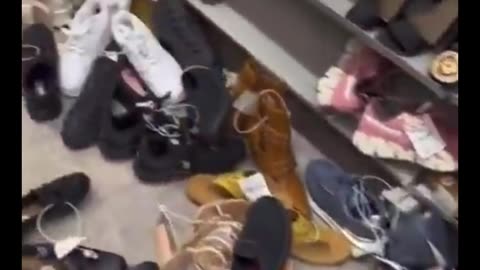 BLACK WOMAN BEING BLACK FATIGUE IN A STORE