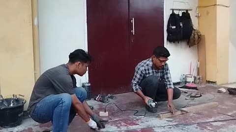 Proses pemotongan tulangan memanjang saat di Laboratorium Unmer Malang