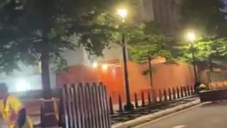 🚨 NOW: Crews are putting up large anti-scale barricades around the WH & the Treasury tonight.
