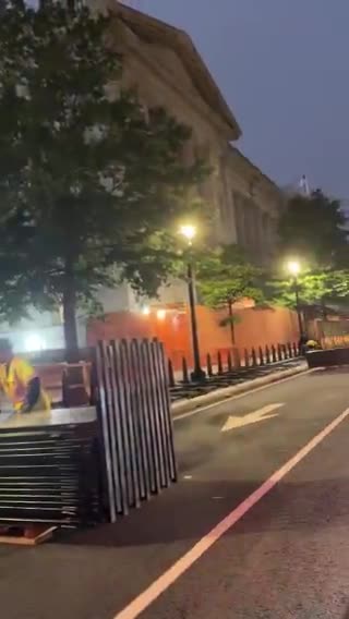 🚨 NOW: Crews are putting up large anti-scale barricades around the WH & the Treasury tonight.