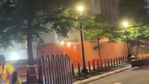 🚨 NOW: Crews are putting up large anti-scale barricades around the WH & the Treasury tonight.