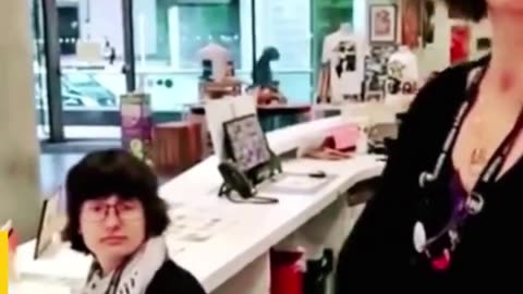 🚨 BREAKING: Vlogger Charlie Veitch Confronts Female Museum Staff Over Keffiyeh Scarf | Manchester Incident Exposed