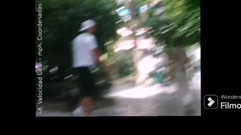 Individuo de apariencia hispanoamericana pasa por mi lado con una mano en el bolsillo
