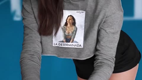 ¿Estás lista para brillar? La camiseta "La Mágica" te hará destacar ¡No te la pierdas! #moda #estilo