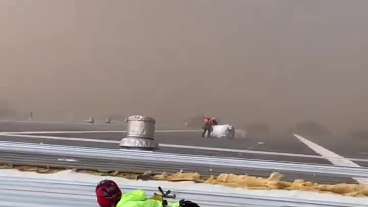 Crazy video of tornado ripping through job site in Texas, workers were hanging on for their lives 👀🤯
