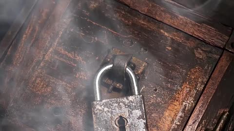 ¿Listo para descubrir la verdad oculta? 🕯️ No mires si temes la oscuridad…