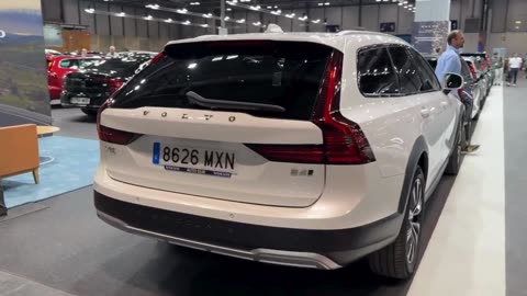 VOLVO V90 Cross Country 2025 – visual REVIEW & PRICE (Swedish LUXURY wagon)