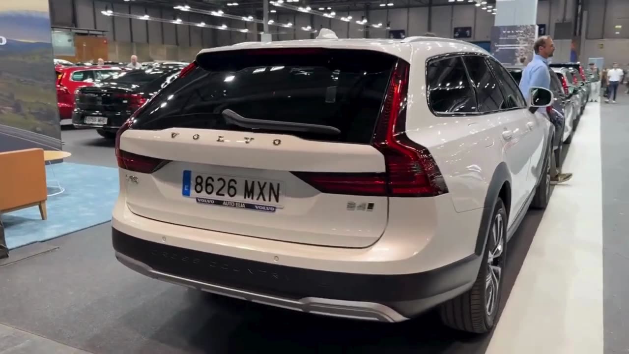 VOLVO V90 Cross Country 2025 – visual REVIEW & PRICE (Swedish LUXURY wagon)