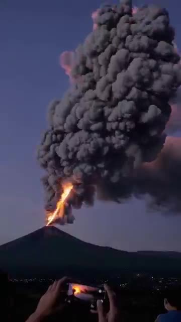 Le volcan Kanlaon entre en éruption aux Philippines 🌋 Le panache de cendres atteint 4,5 km !