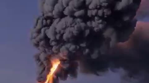 Le volcan Kanlaon entre en éruption aux Philippines 🌋 Le panache de cendres atteint 4,5 km !
