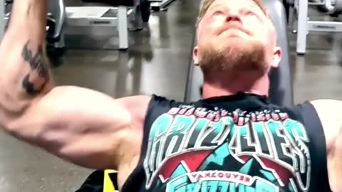 Blair Cottrell shows The optimal shoulder workout 💪🏻