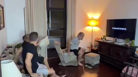 Zoando a propria mãe