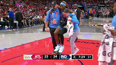 💔 KNEE INJURY, WNBA All-Star Rhyne Howard CARRIED to locker room | WNBA women's basketball