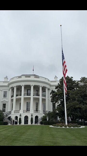 WHITE HOUSE LOWERS U.S. FLAGS💔🇺🇸🏛️TO HALF MAST HONORING CHARLIE KIRK❤️‍🩹🇺🇸🥀🏛️💫