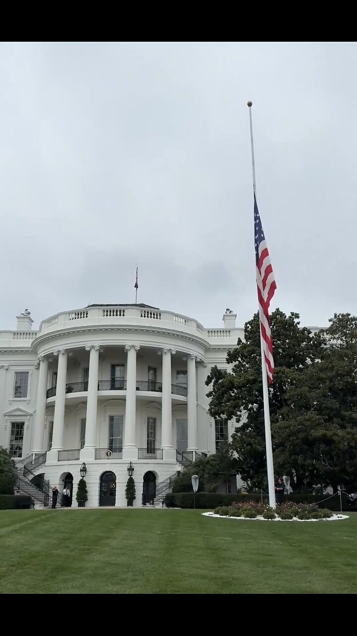 WHITE HOUSE LOWERS U.S. FLAGS💔🇺🇸🏛️TO HALF MAST HONORING CHARLIE KIRK❤️‍🩹🇺🇸🥀🏛️💫