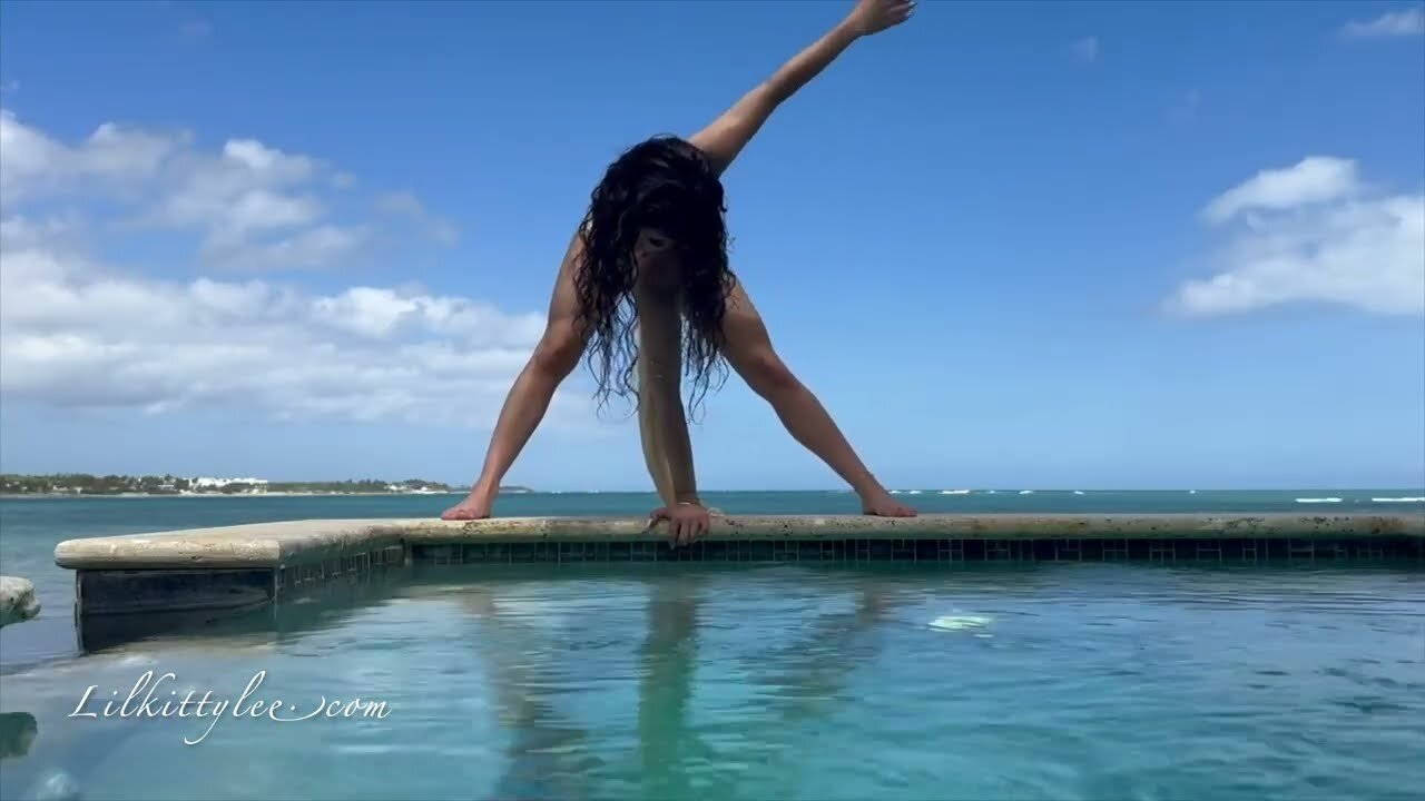 Bikini Yoga stretch and splits (Relaxing) 😌 Enjoyed this Yoga Flow a lot