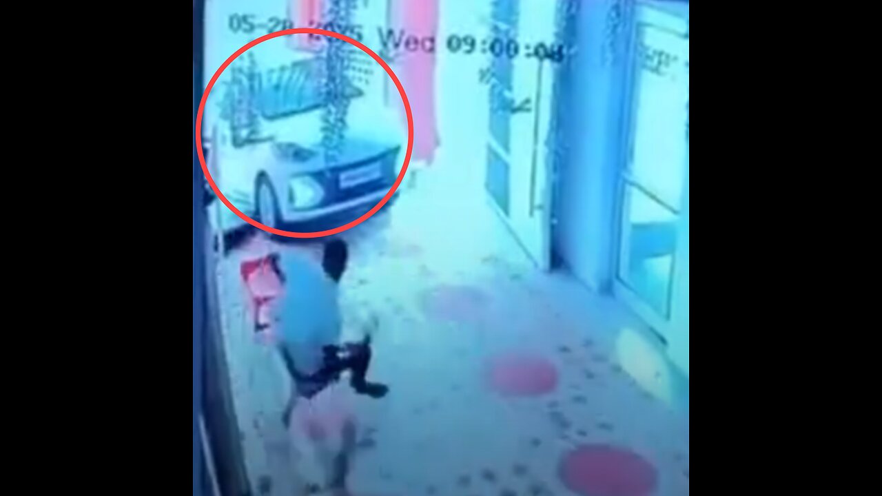 Un auto ingresa a un establecimiento y ocurre algo inesperado