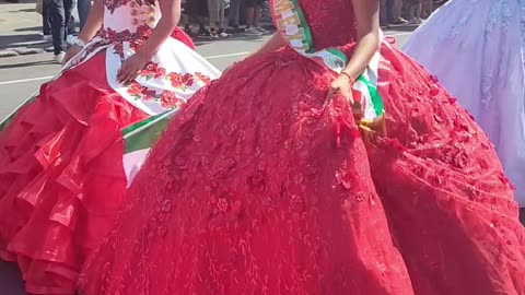 Señora mexicana con hermoso vestido HECHO EN MÉXICO en el Desfile de México en NYC.