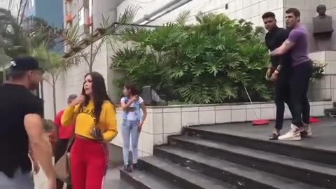 2 inflados de la tv peruano cacheteandose(pseudo hombres)