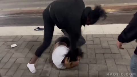 Apes fighting