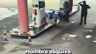 Rueda sale volando de un camión y pasa a centímetros de la cabeza de un hombre