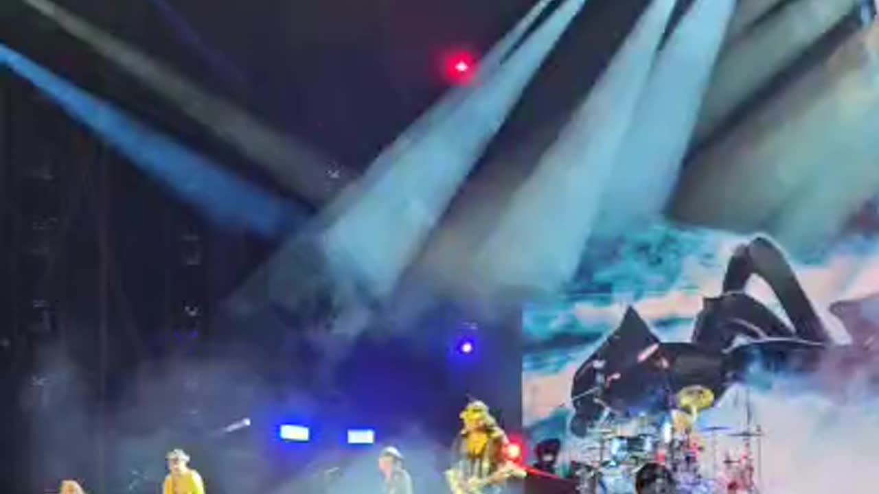 Scorpions “ndez” Tiranën, koncert në sheshin “Skënderbej”