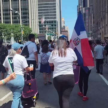 Andrew Cuomo en el desfile dominicano de Nueva York.