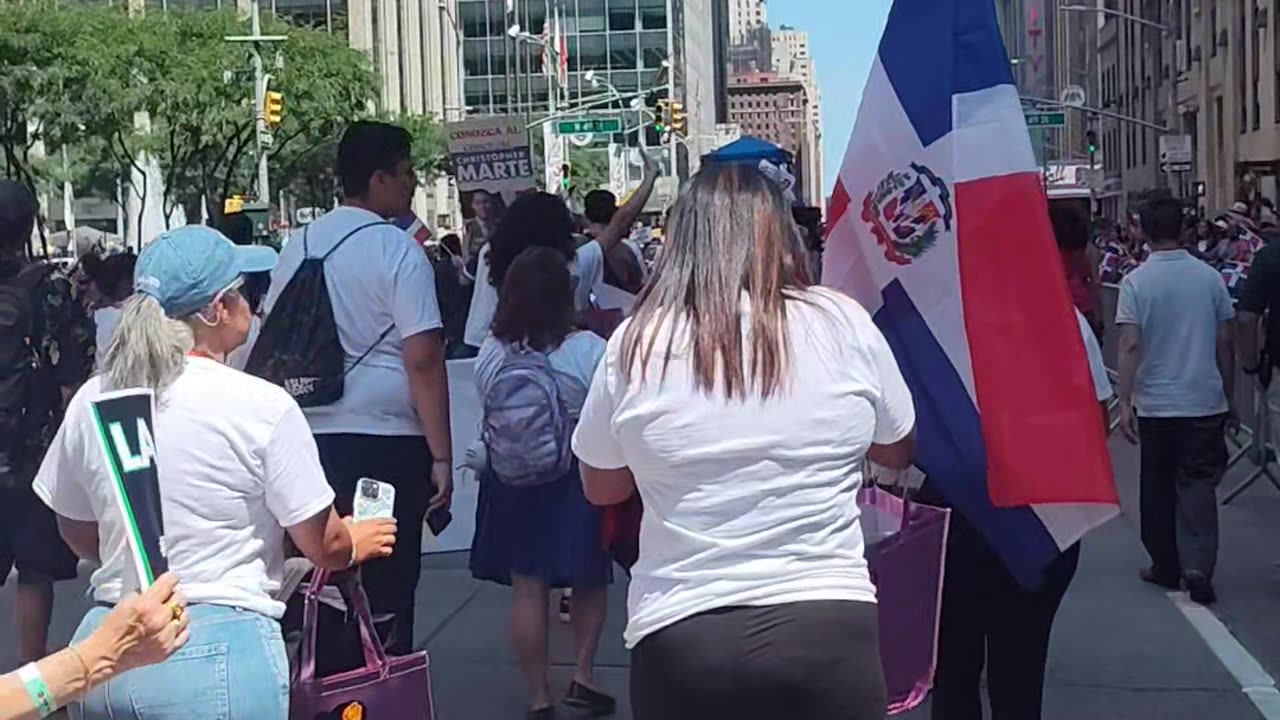 Andrew Cuomo en el desfile dominicano de Nueva York.