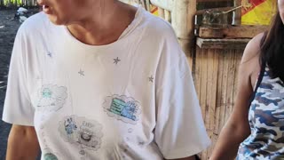 Nakapanagbo si mother sa baybay nakapalit ug isda