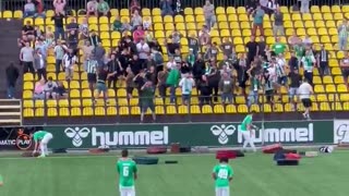 Watch how ordinary fans in Lithuania "kick" the coach out of the club