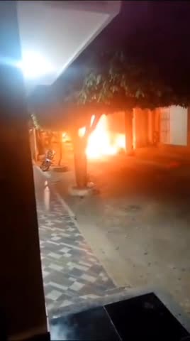 Video: extorsionista le incendió la casa a tendera que no quiso pagarle