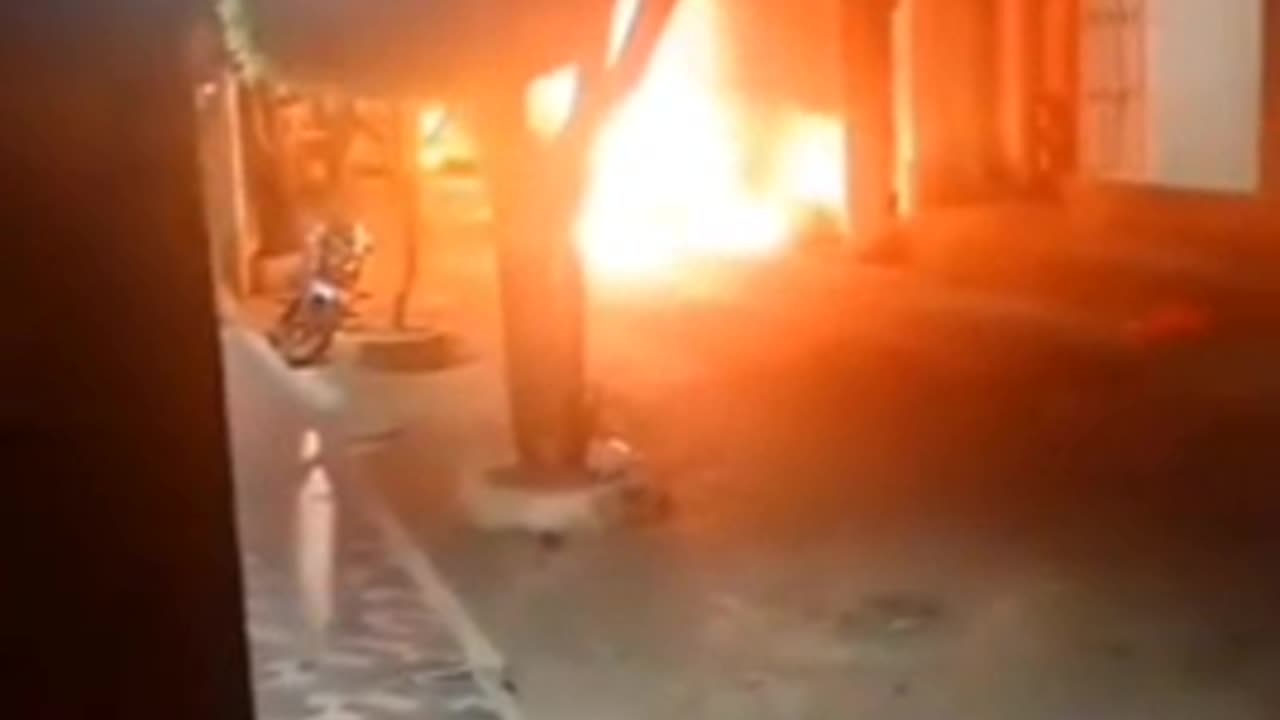 Video: extorsionista le incendió la casa a tendera que no quiso pagarle